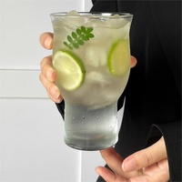 Grote, transparante glazen beker met brede opening, dubbele wand en lekvrij deksel voor ijskoffie, zomerse sappen en koude dranken