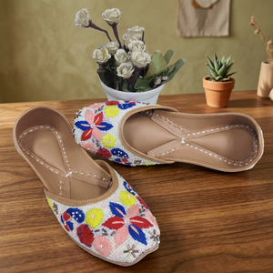 Calzado de Mujer en Cuero Genuino de Calidad Duradera, Diseño Personalizado, Tendencia de Moda, Colores Mixtos, Cierre de Gancho y Bucle con Diseño Floral Tradicional - Product Image 1