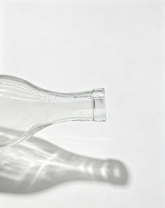 Botella de Vidrio Personalizada al por Mayor, Artículo Popular, Botella Transparente Gruesa para Licores con Tapón de Corcho de Madera para Ron Especiado y Tequila con Infusión de Frutas - Product Image 5