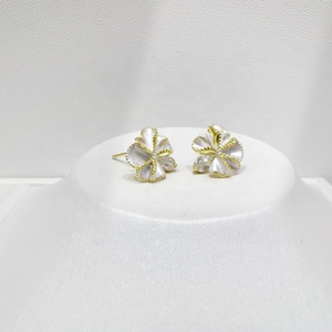 Precio de fábrica Plata 925 Pendientes de flor de esmalte colorido Novedad 2026 Hipoalergénicos para niñas con circonita y perla azul, pendientes finos tipo stud - Product Image 3