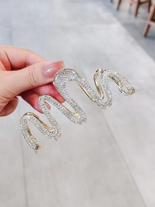 <span class=keywords><strong>Barrettes</strong></span> à <span class=keywords><strong>cheveux</strong></span> en métal Meiyun Snake Unique Pearl Fashion, accessoires d'extension pour l'arrière de la tête pour femmes, pince à <span class=keywords><strong>cheveux</strong></span> - Product Image 1