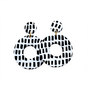 Nouvelles Boucles d'Oreilles Créoles Géométriques en Acrylique, Résine Noire et Blanche, Bijoux Tendance pour Femme, Idéales pour Anniversaire et Soirée - Product Image 3