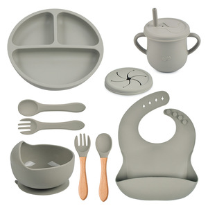 IStapromo Gifts Ensemble de vaisselle pour bébé 9 pièces en silicone : Assiette, bavoir, bol, cuillère, fourchette, tasse - Product Image 5
