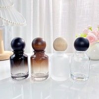 Flacon de parfum cylindrique en verre dégradé de 30 ml/50 ml avec couvercle en bois et pulvérisateur à pompe pour le voyage, la recharge et le remplacement de cosmétiques