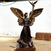 Statue moderne abstraite en bronze d'homme ailé, décoration de jardin extérieure, grande sculpture en métal d'Icare ange tombant sur sphère