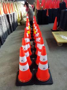PVC noir haute visibilité avec base en caoutchouc, 36 pouces, de fabrication industrielle |   Cône de signalisation routière - Product Image 3