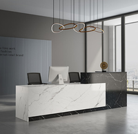 Comptoir de réception de bureau en placage pour hall commercial – Fabrication sur mesure