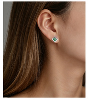 Boucles d'oreilles clous tendance en argent 925 avec émeraude de laboratoire et zircon cubique, motif trèfle à quatre feuilles, pour femmes, fabrication OEM/ODM Moyu Jewelry