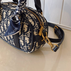 Sac à main pour femmes à motifs rétro tendance. Fabriqué en matériau PU. Sac à main de luxe de créateur. - Product Image 5