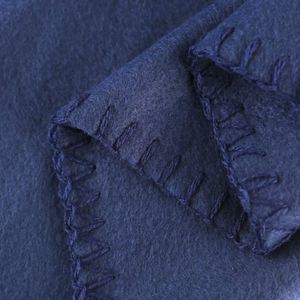 Couverture en polaire personnalisée avec sangle de transport - Confortable, portable et idéale pour les aventures en plein air ou les voyages - Product Image 4