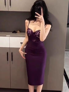 Abito Lungo Estivo Viola in Pizzo Senza Spalline Stile Donna Matura - Abito Lungo Audace e Sensuale in Stile Hot Girl - Product Image 2