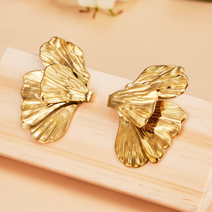 Boucles d'oreilles en acier inoxydable plaqué or en forme de feuille de Ginkgo, bijoux élégants en forme de feuille florale pour femmes - Product Image 4