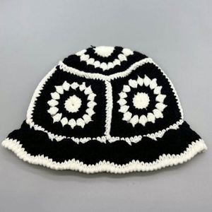 Sombrero de Pescador de Ganchillo Floral Hecho a Mano, Gorro de Invierno Tejido para Mujer - Product Image 2