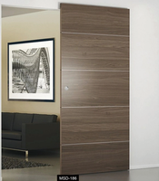 Porte coulissante murale dissimulée en bois composite technique, style grange, avec système de rail, pour intérieur moderne