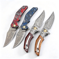 Couteau pliant en laiton Damas avec manche en fibre de carbone rouge et bleue, couteau de chasse incurvé pour le camping en plein air