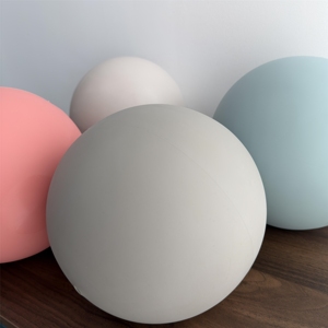 Pelota de Yoga y Pilates Inflable de PVC Antideslizante de Alta Calidad con Logotipo Personalizado de 20cm-25cm y 300g para Estudio de Pilates - Product Image 1