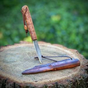 Cuchillo vikingo hecho a mano con hoja de acero al carbono, mango de madera artesanal grabado, funda de cuero con símbolos solares o signos del sol. - Product Image 6