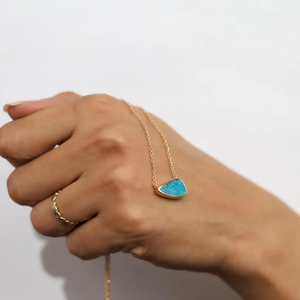 Collier doublet opale noire, pendentif goutte d'eau pierre de naissance d'octobre, or massif 14 carats, bijoux fins délicats, cadeau élégant pour anniversaire - Product Image 3