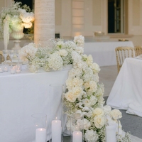Centre de table de mariage luxueux en hydrangeas artificiels blancs, arrangement floral en cascade pour la décoration de réceptions et de fêtes