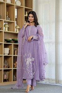 Ensemble tendance de vêtements traditionnels pour femmes en soie Chanderi avec dupatta, idéal pour le bureau, les fêtes, confortable, ensemble kurta - Product Image 4