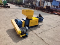 Klein formaat palmolie-extractiemachine (1 tot 3 ton/uur) met hoge olieproductie voor de verwerking van palmvruchten en olieproductie.