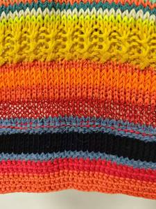 Suéter informal tejido a mano de lana 100% multicolor vibrante con rayas llamativas patrones abstractos en tonos de joya terrosa logotipo frontal - Product Image 4