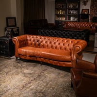 Canapé trois places en cuir véritable ciré style rétro américain, avec détails à boucles et rivets, idéal pour salon et petit appartement, design de créateur, vente en gros