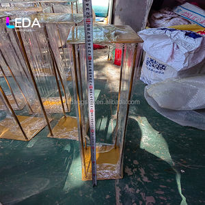 Columna Decorativa LEDA, Soporte Geométrico Alto de Metal Dorado para Arreglos Florales de Boda - Product Image 3