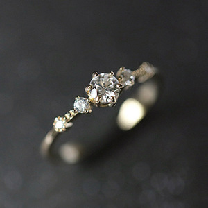 Anello con Design Floreale Traforato, Anello Impilabile per Donne - Product Image 2