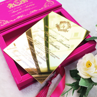 Boîte d'invitation de luxe en velours rouge foncé avec texte gravé en acrylique miroir doré et pompon pour les vœux de mariage