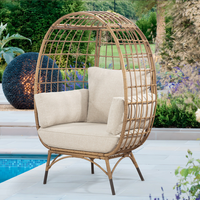Chaise longue en osier d'extérieur de luxe avec coussins, cadre en fer moderne, chaise œuf de patio pour villa et utilisation en station balnéaire, chaise de jardin pas chère