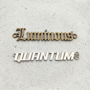 Etiqueta de Metal Personalizada con Nombre y Logotipo, Fabricante de Etiquetas para Ropa, Fuente Gótica, Placa Plateada, Etiqueta de Marca, Etiqueta Metálica para Prendas - Product Image 1
