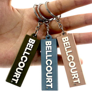 LLavero de goma de PVC suave de diseño personalizado, llavero con letras rosas bonitas, mosquetón promocional y llavero de regalo - Product Image 1