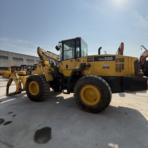 Chargeuse sur pneus Komatsu WA320-5, bien entretenue, faible usure, équipement lourd pour usage commercial et industriel - Product Image 2