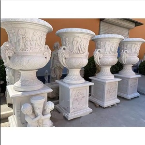 Vente en gros moins cher prix urnes <span class=keywords><strong>pot</strong></span> de fleurs de jardin extérieur sculpture sur pierre personnalisée homme et <span class=keywords><strong>fleur</strong></span> vase blanc pots de fleurs en marbre - Product Image 1