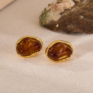 Boucles d'oreilles en gros de style INS français pour femmes, boucles d'oreilles en résine irrégulières uniques et haut de gamme, à la mode et élégantes, polyvalentes - Product Image 3