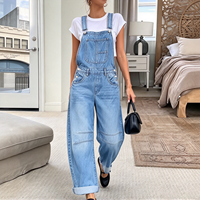 Salopette en jean bleu pâle pour femme, coupe ample et jambe large, style urbain pour le quotidien