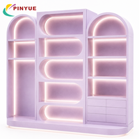 Meuble mural incurvé de luxe avec éclairage LED, panneaux rainurés verticaux, tiroirs, bureau, design moderne ondulé et arqué, étagères de présentation