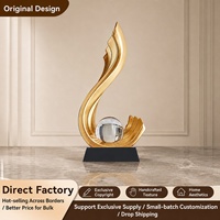 Sculpture abstraite en résine dorée avec boule de cristal transparente, figurine artistique pour table, salon, bureau et décoration d'étagère