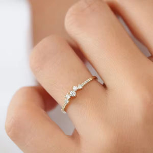 Anillo DE BODA chapado en oro de 14K, anillo de racimo de moissanita de Plata de Ley 925 elegante apilable único para mujer - Product Image 2