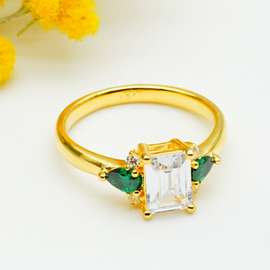 สีเขียวคือสินค้ามรดกใหม่ |   แหวนทอง 14K ประดับมรกตและเพชรทรงลูกแพร์ 1.65 กะรัต ฝังเพชรแบบ Pave Claw |   สองรูปทรง หนึ่งมรดก - Product Image 4
