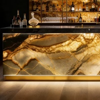 Barra de Bar de Mármol Iluminada Contemporánea de Primera Calidad con Detalles en Dorado, Muebles de Bar Ecológicos y Duraderos para Locales de Alta Gama