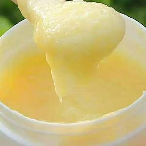 Bir şişede paketlenmiş sıvı formda arı sütü - Product Image 6