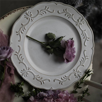 13 pouces Vintage Baroque Party Banquet en plastique gaufré dentelle fleur Table assiettes de chargeur cannelées pour le dîner de mariage réception
