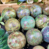 Vente en gros de sphères de cristal gravées en fuchsite rubis naturel, artisanat en cristal, sphère de rubis dans zoïsite pour la méditation