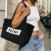 Sac fourre-tout en toile noire surdimensionné en gros, sac à bandoulière en coton foncé uni avec larges sangles en sangle, sac écologique pour la plage, les voyages et le shopping