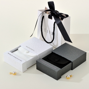 Boîte à bijoux en papier réutilisable avec logo doré personnalisé, prix de gros, boîte cadeau en carton rigide pour collier et bague - Product Image 1