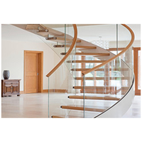 Escalier en colimaçon courbé sur mesure avec marches en acajou, balustres en fer forgé et main courante en laiton poli