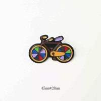 En gros, badges en émail métallique souple en forme de tête de vélo, en alliage moulé sous pression avec placage, pour cadeaux souvenirs d'anniversaire