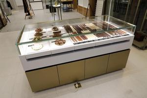 Vitrina <span class=keywords><strong>de</strong></span> <span class=keywords><strong>cristal</strong></span> personalizada <span class=keywords><strong>para</strong></span> exhibir chocolates, mueble <span class=keywords><strong>de</strong></span> exhibición <span class=keywords><strong>para</strong></span> tienda <span class=keywords><strong>de</strong></span> postres, mostrador <span class=keywords><strong>de</strong></span> madera <span class=keywords><strong>para</strong></span> pastelería. - Product Image 5